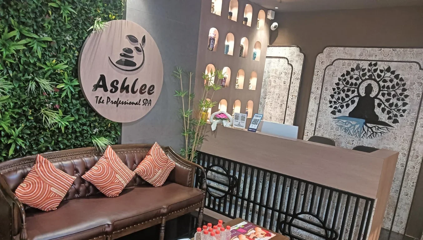 Ashlee Spa interior lounge featuring premium seating and a relaxing wellness atmosphere in Nungabakkam.